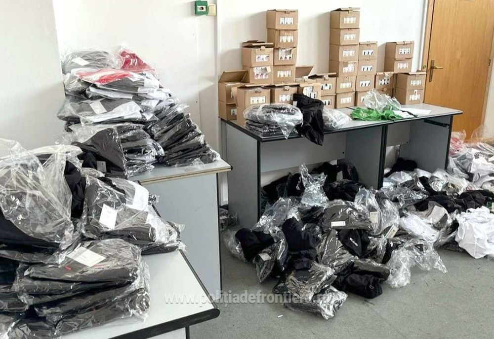 Haine și parfumuri contrafăcute, cu o valoare estimativă de peste 263.000 lei, descoperite la PTF Giurgiu