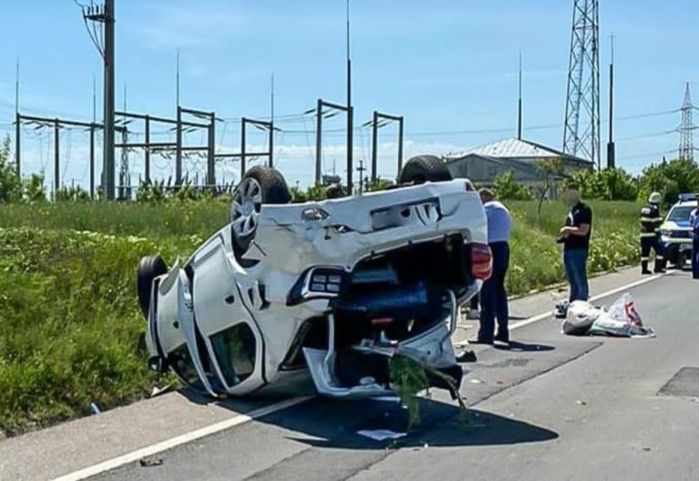 Un autoturism s-a răsturnat pe DN 5, pe carosabil. Șoferul a fost transportat la spital