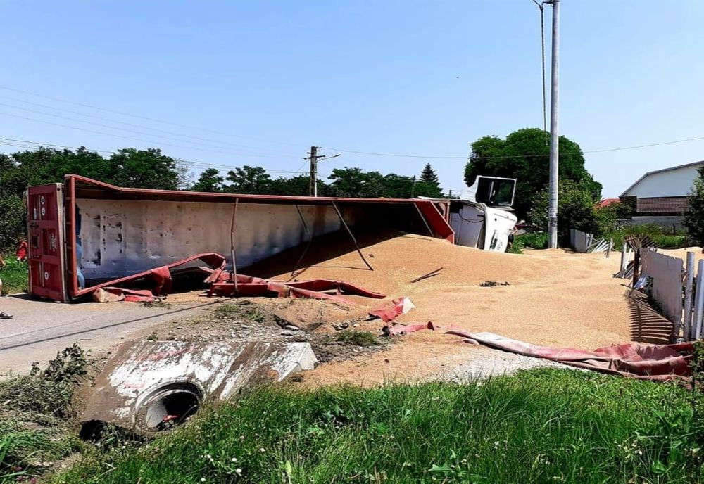Giurgiu. Două persoane rănite după ce un camion încărcat cu cereale s-a răsturnat pe carosabil