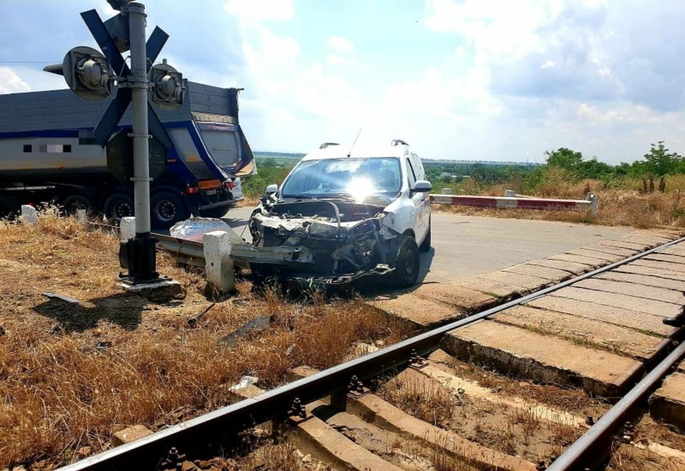 Giurgiu. Autoturism lovit de tren, la Oncești. Traficul este blocat