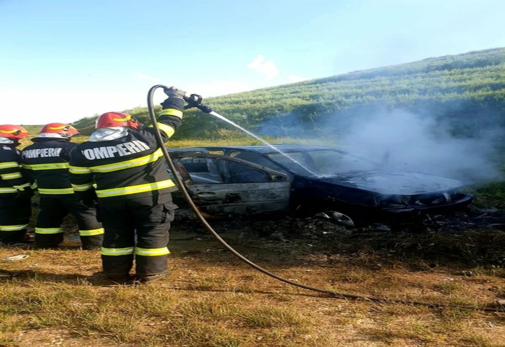 Un autoturism a ars în totalitate, la Copaciu, din cauza unui scurtcircuit
