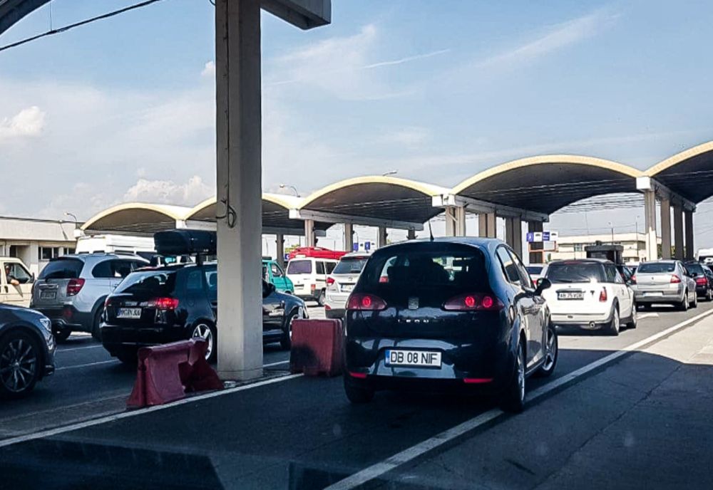 Aglomerație în Vama Giurgiu, pe sensul de ieșire din țară. Mii de români merg să își petreacă minivacanța de Rusalii în Bulgaria, Grecia sau Turcia
