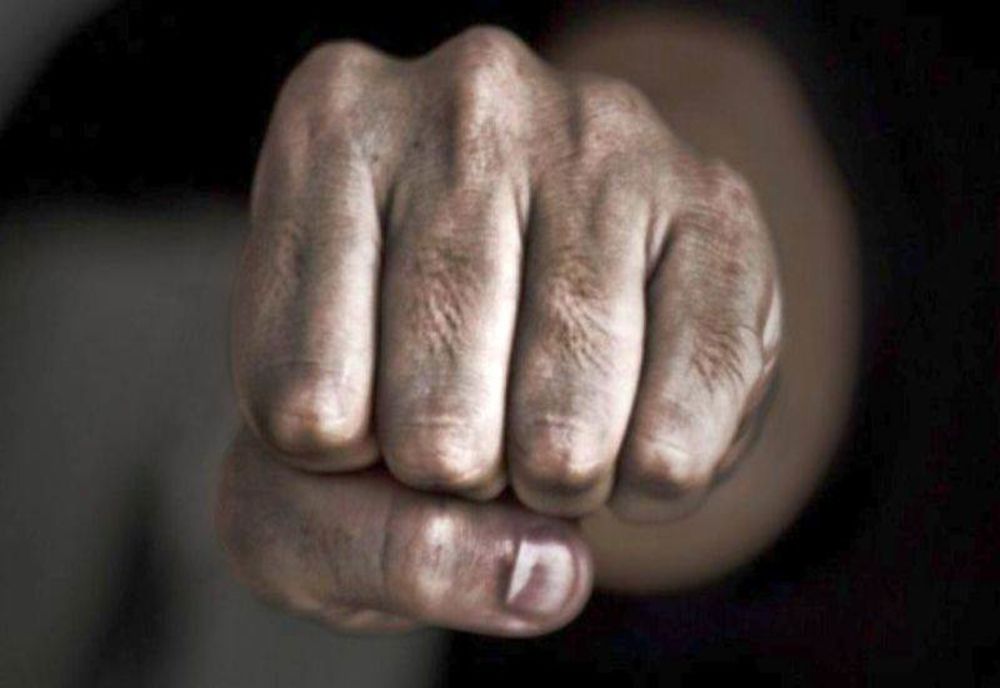 Giurgiu. Bărbat cercetat de poliţişti după ce şi-a agresat concubina, în cabina unui camion