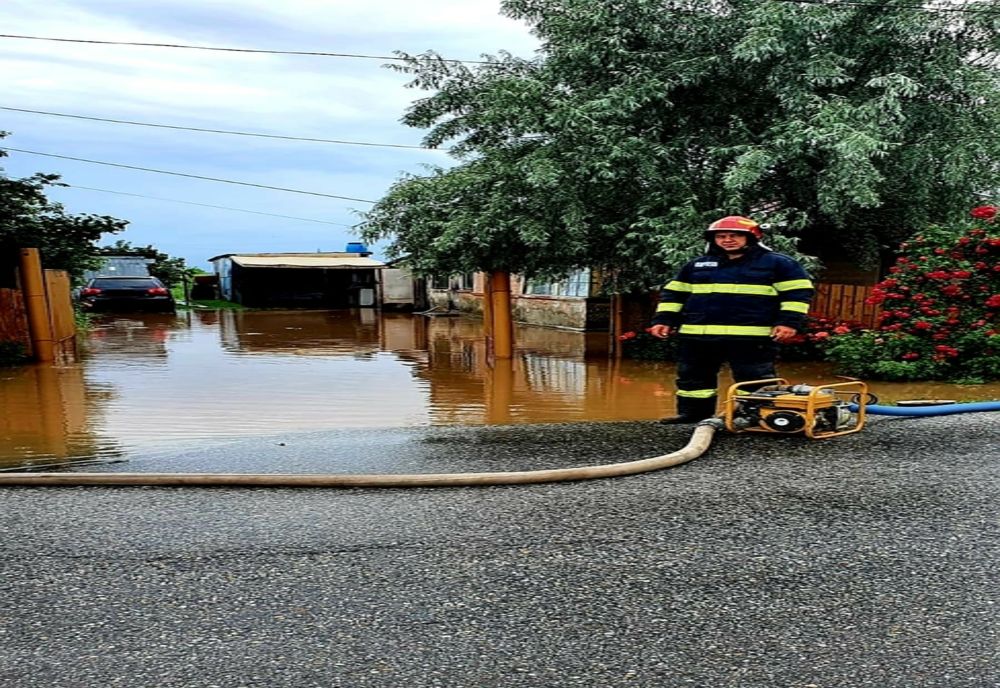 Inundații și copaci căzuți în județul Giurgiu. Pompierii au intervenit 