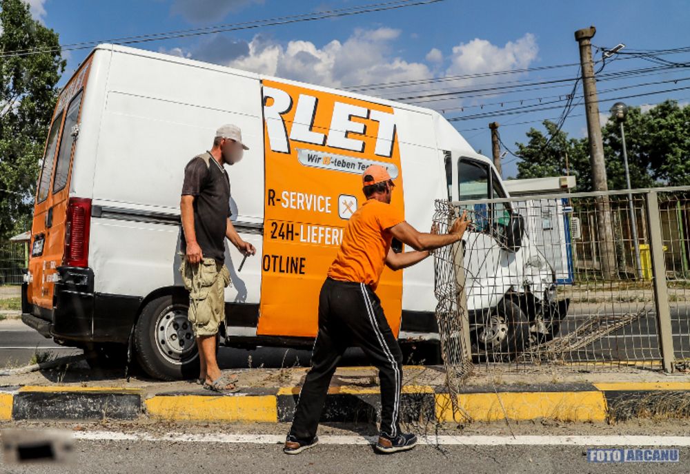 Coliziune între o autoutilitară bulgărească şi un autoturism staţionat pe DN5