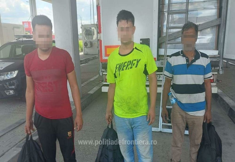 Giurgiu. Trei bărbați din Bangladesh, descoperiți într-un tir cu parafină
