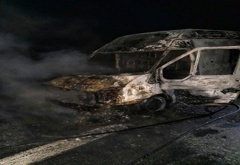 O autoutilitară care transporta instrumente muzicale a luat foc pe A1, la Vânătorii Mici