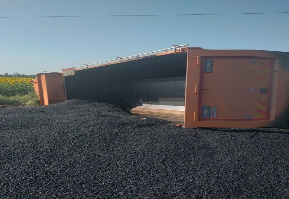 Coliziune între un camion plin cu asfalt și un tractor, pe DJ 411. Scurgeri de combustibil pe carosabil