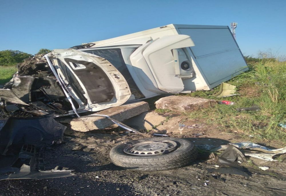 Accident pe DN 5, la Crucea de Piatră. O dubă cu mezeluri s-a răsturnat