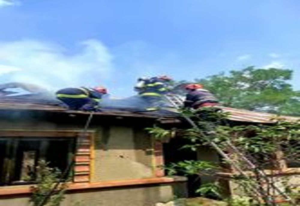 Incendiu la o casă din Crevedia Mare