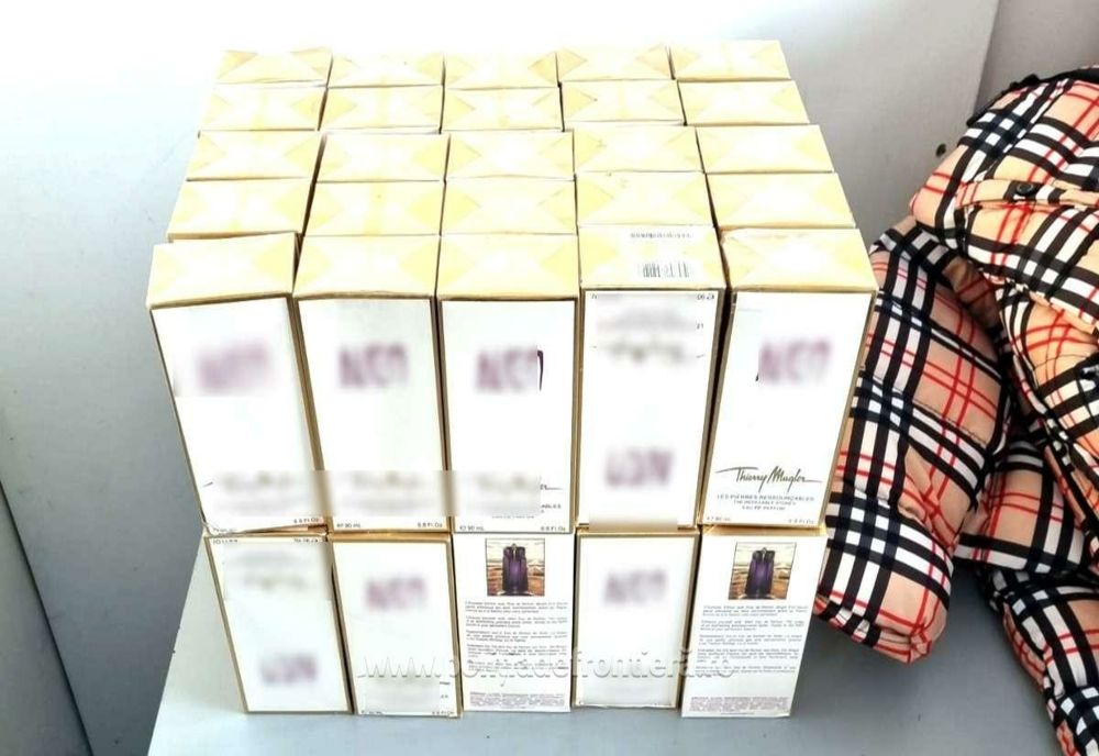 1.600 de bunuri contrafăcute, estimate la 145.000 de lei, descoperite de polițiștii de frontieră giurgiuveni