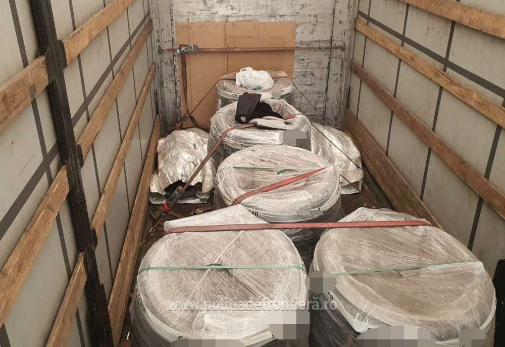 Doi cetățeni sirieni ascunşi într-un autocamion, printre role textile, depistați în P.T.F. Giurgiu