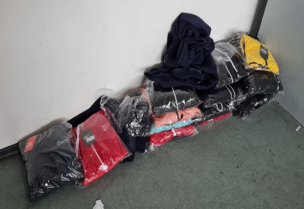 Sute de articole contrafăcute, descoperite la P.T.F. Giurgiu