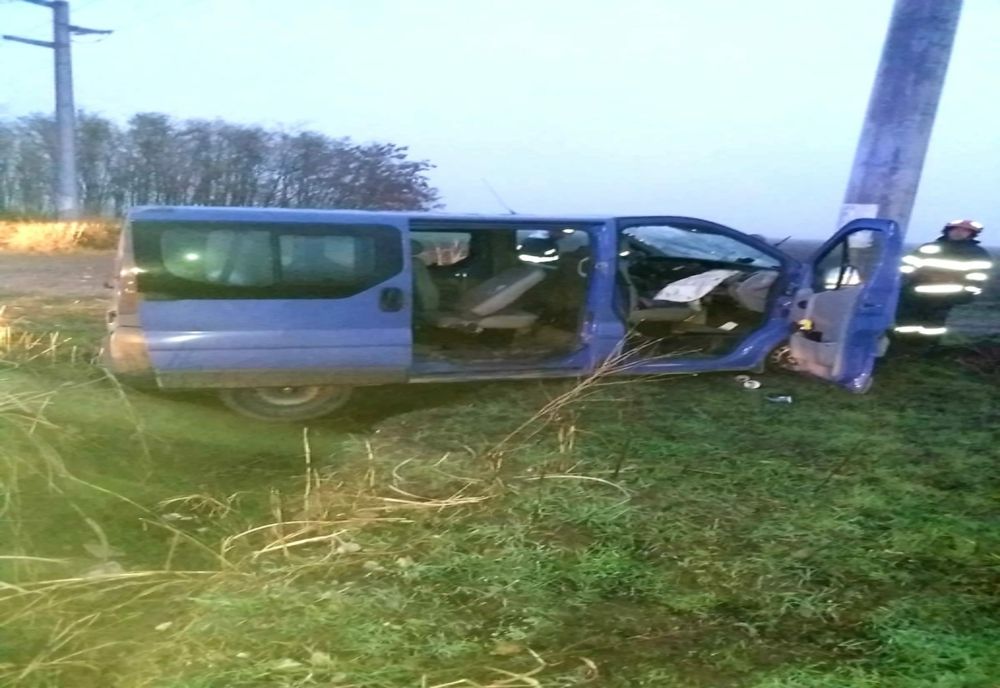 Giurgiu. Accident rutier cu șase răniți pe DJ 504, după ce un microbuz a lovit un stâlp de electricitate