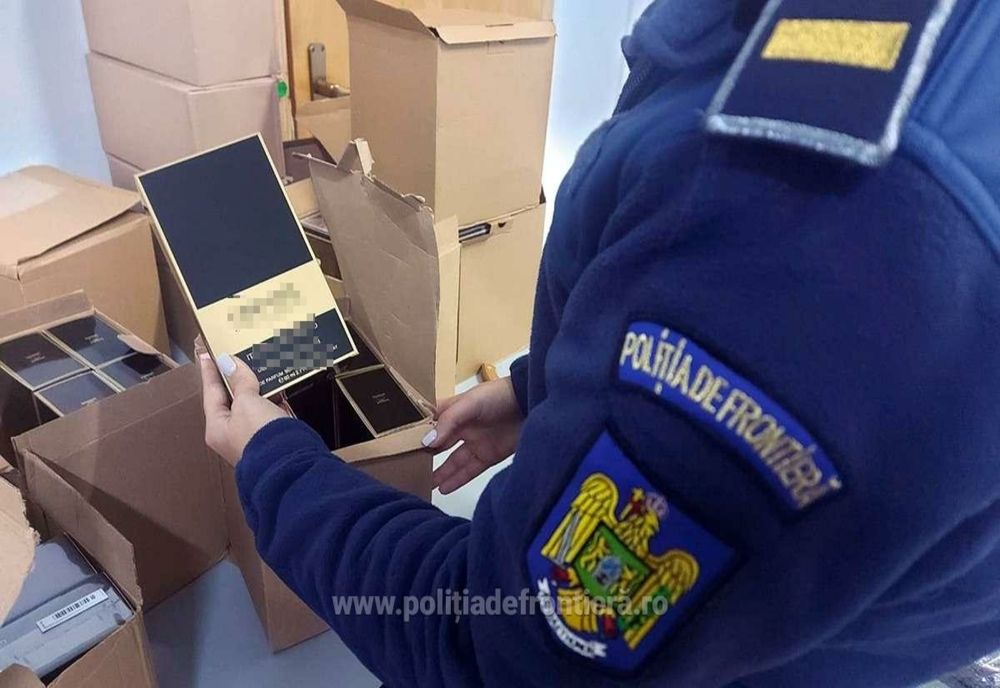Giurgiu. Sute de parfumuri şi articole vestimentare contrafăcute, confiscate de polițiștii de frontieră