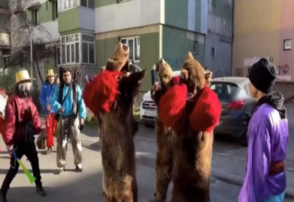 VIDEO | Colindătorii scot românii la ferestre. Un grup din Bacău a pornit într-un tur prin toată țara