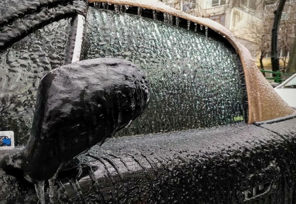 13 judeţe şi Capitala, sub atenţionare Cod galben de burniţă şi polei, până joi dimineaţa