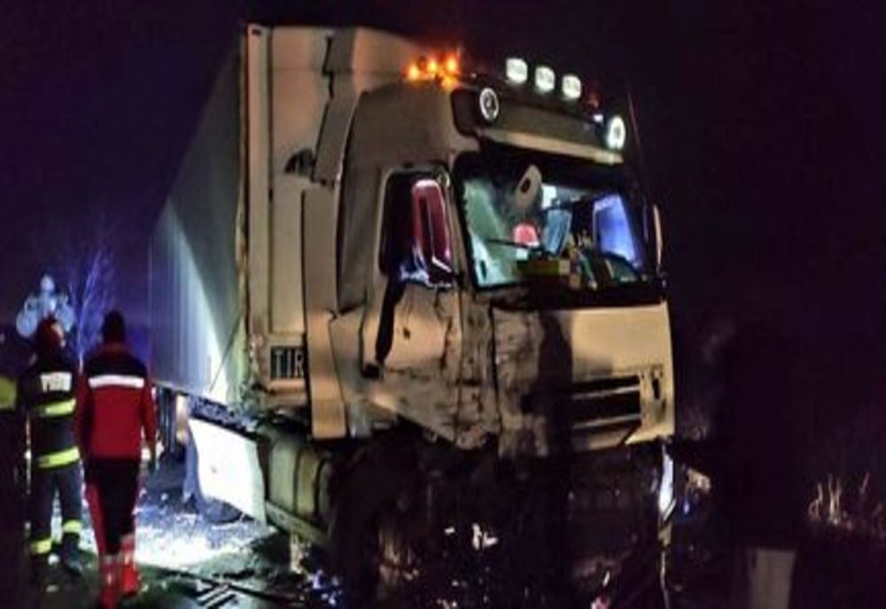 Coliziune între o locomotivă şi un TIR încărcat cu peşte