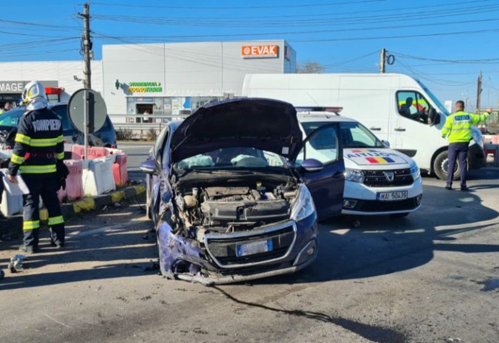 Accident rutier pe DN 5B, la sensul giratoriu din Ghimpaţi. Trei persoane au fost transportate la spital