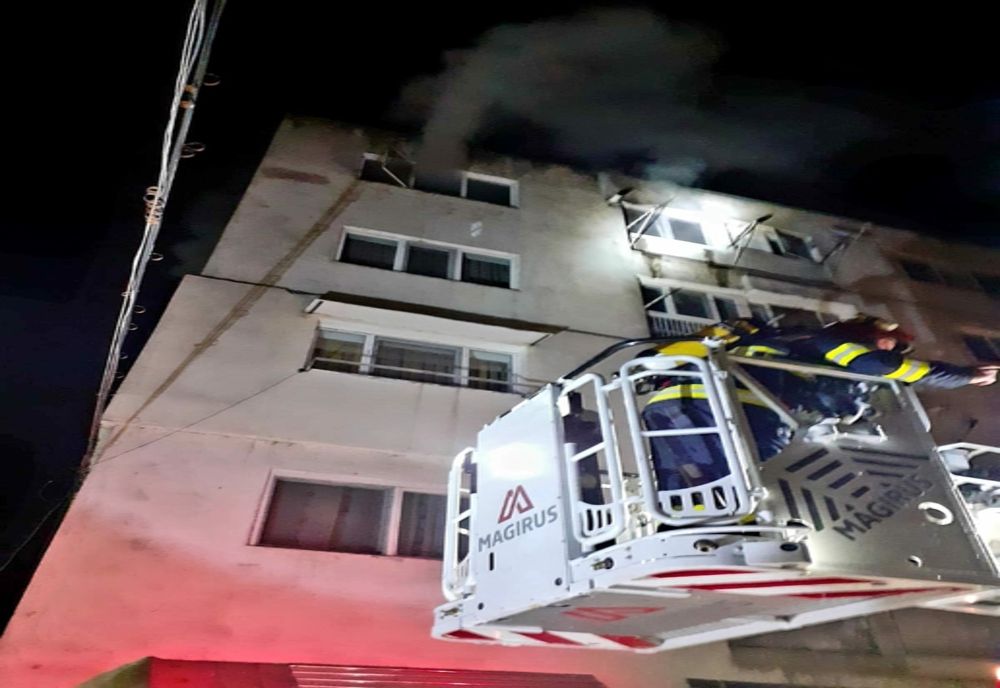 Giurgiu. Două persoane au avut nevoie de îngrijiri medicale în urma incendiului de pe șoseaua Sloboziei