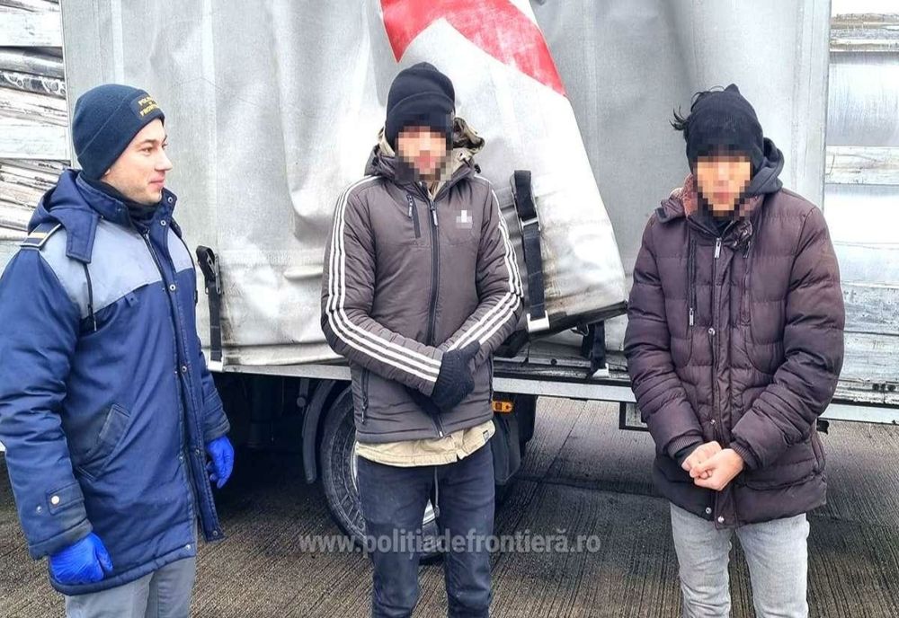 Giurgiu. Doi migranţi afgani, găsiţi într-un autocamion, ascunși printre covoare