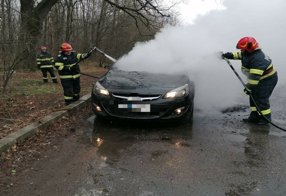 Explozie urmată de un incendiu la un autoturism, în Giurgiu. Şoferul a suferit arsuri