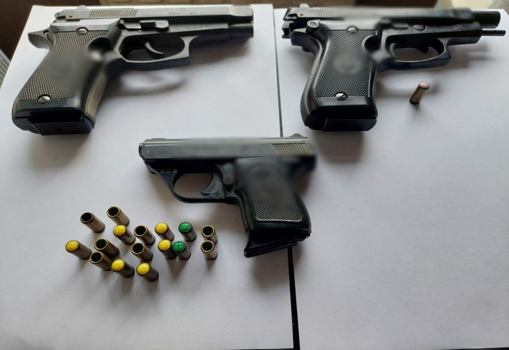 Giurgiu. Arme, muniţie şi îngrăşăminte chimice confiscate în urma unor razii ale poliţiştilor 