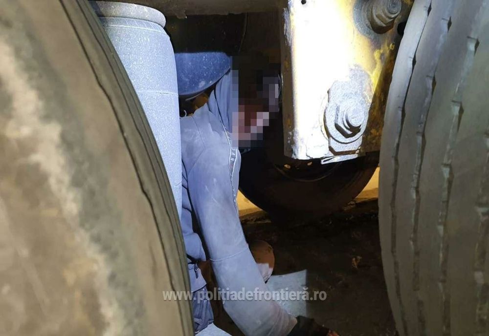 Giurgiu. Migrant afgan, depistat pe osia unei semiremorci