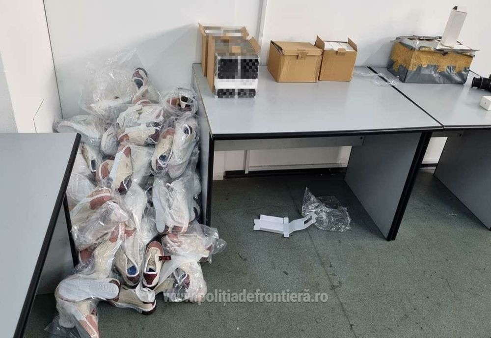 Peste 1.000 de bunuri contrafăcute, descoperite în trei autocare la P.T.F. Giurgiu