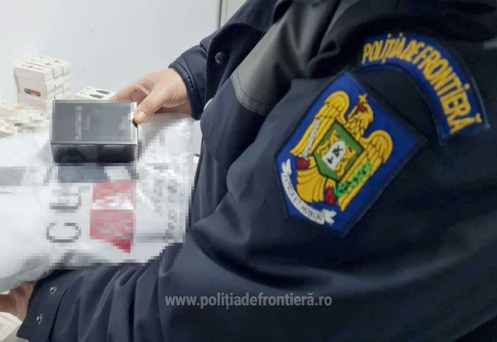 Parfumuri şi haine contrafăcute, estimate la 80.000 lei, descoperite la PTF Giurgiu