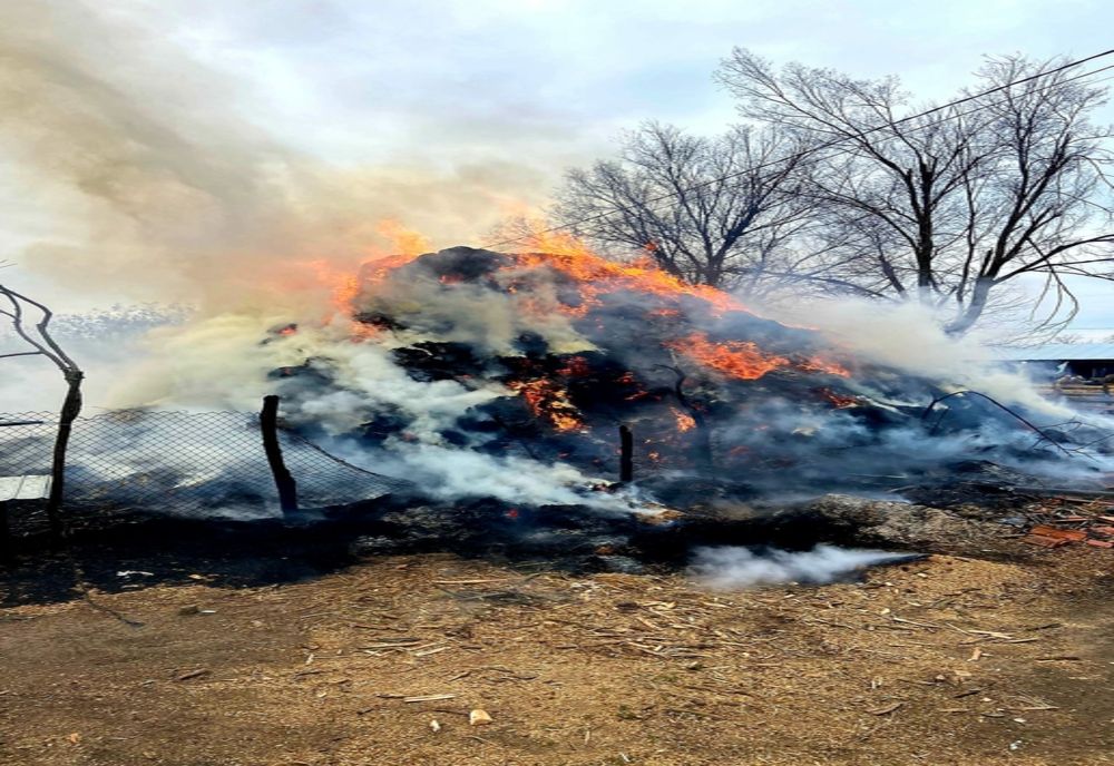 1500 de baloţi de lucernă au ars într-un incendiu, la Chiriacu 