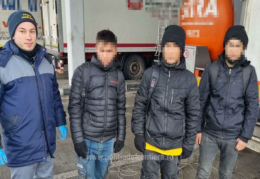 Trei cetăţeni afgani, ascunşi într-un TIR încărcat cu piese auto   