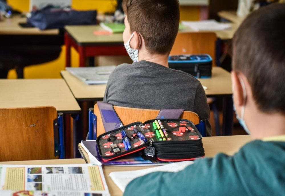 Elevii cu burse sociale vor primi și vouchere de 30 de euro pe lună