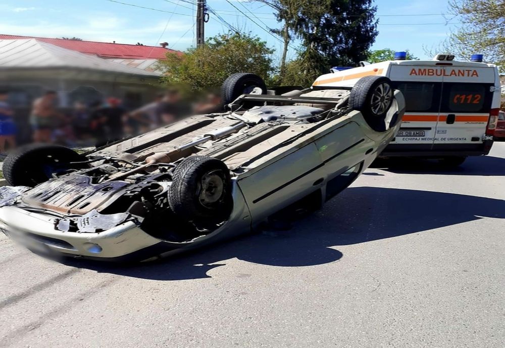 Giurgiu. Maşină răsturnată pe şosea, pe DJ 411, la Bulbucata