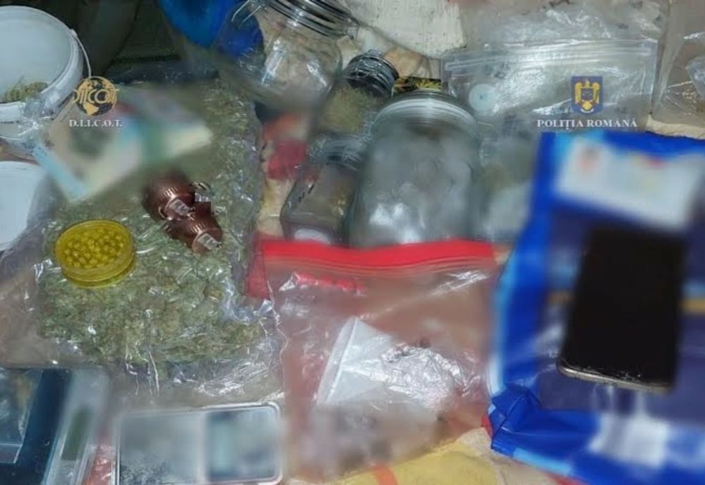 Giurgiu. Percheziţii la persoane bănuite de trafic de droguri de mare risc. Două persoane au fost reţinute pentru 24 de ore
