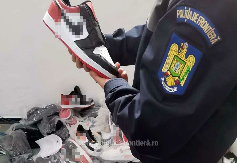 Giurgiu. Încălţăminte şi haine contrafăcute, descoperite într-un autocar turcesc