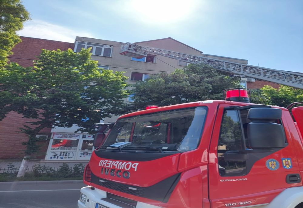 Pericol pe bd. Bucureşti din Giurgiu. Cad bucăţi de tencuială din structura unui bloc. Pompierii intervin