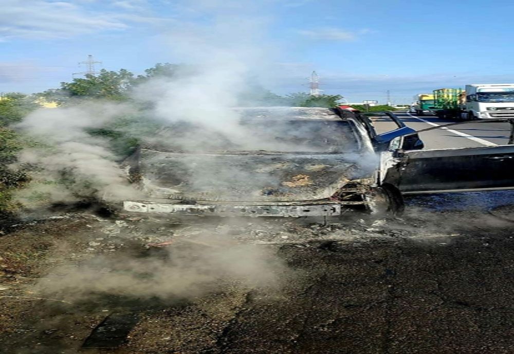 Autoturism în flăcări pe Autostrada A1, la Ciorogârla