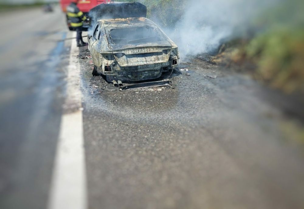 Incendiu pe Autostrada A1, la kilometrul 35. Un autoturisma luat foc în mers