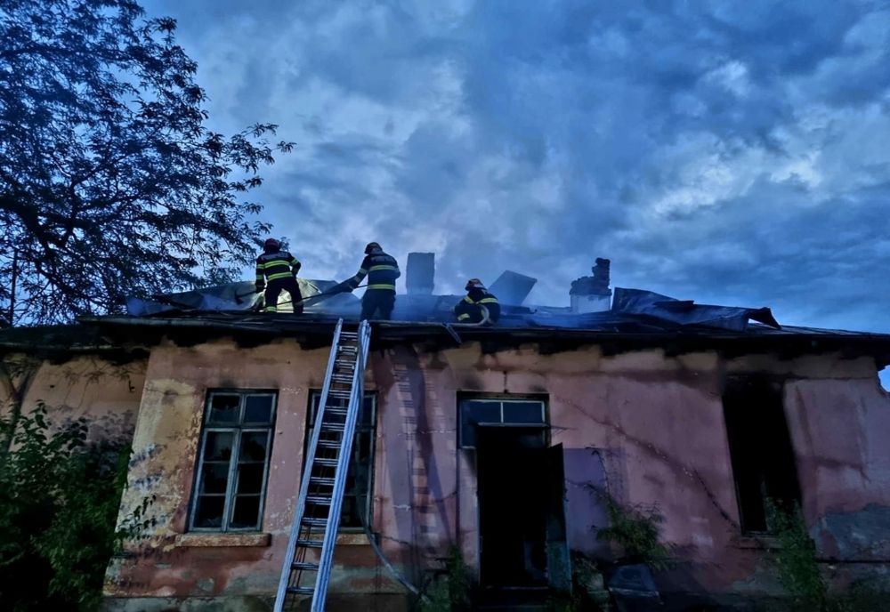 Giurgiu. Clădirea unei foste unităţi medicale a luat foc după ce a fost lovită de trăznet