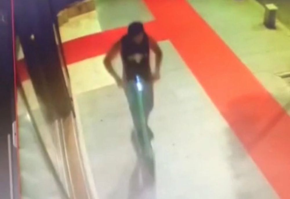 Alertă în Capitală! Un bărbat pe trotinetă a înțepat cu un cuțit în piept două femei care mergeau pe stradă. Una dintre victime este Margherita de la Clejani