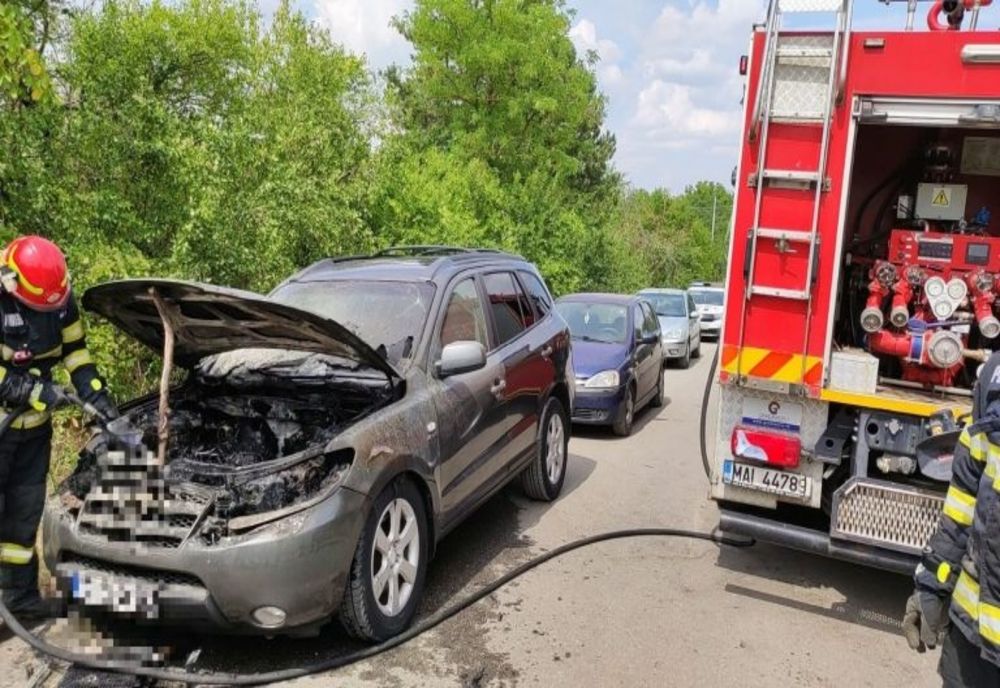 Un autoturism a luat foc, în această după-amiază în localitatea Petru Rareş