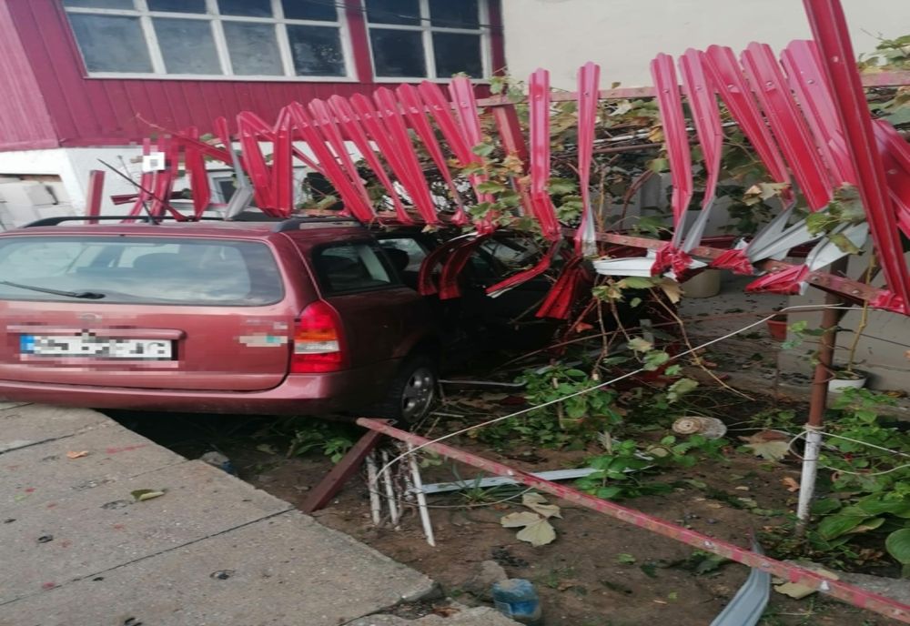 Accident pe DN 5. Trei persoane rănite după ce un autoturism a părăsit partea carosabilă şi a intrat într-o casă