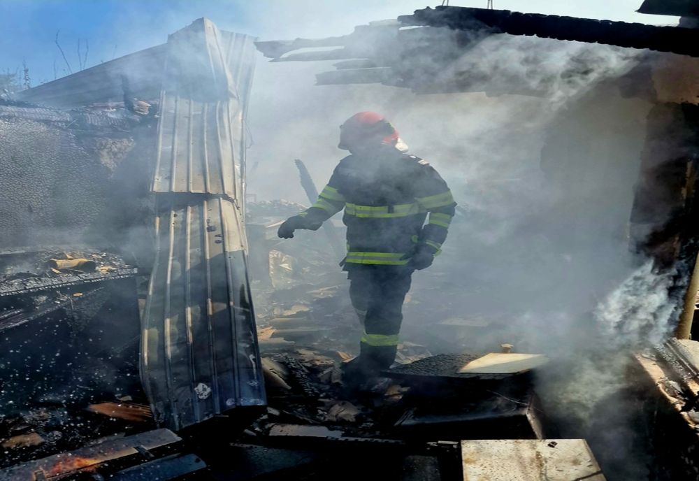 Incendiu violent la Uzunu. Pompierii au intervenit cu două autospeciale