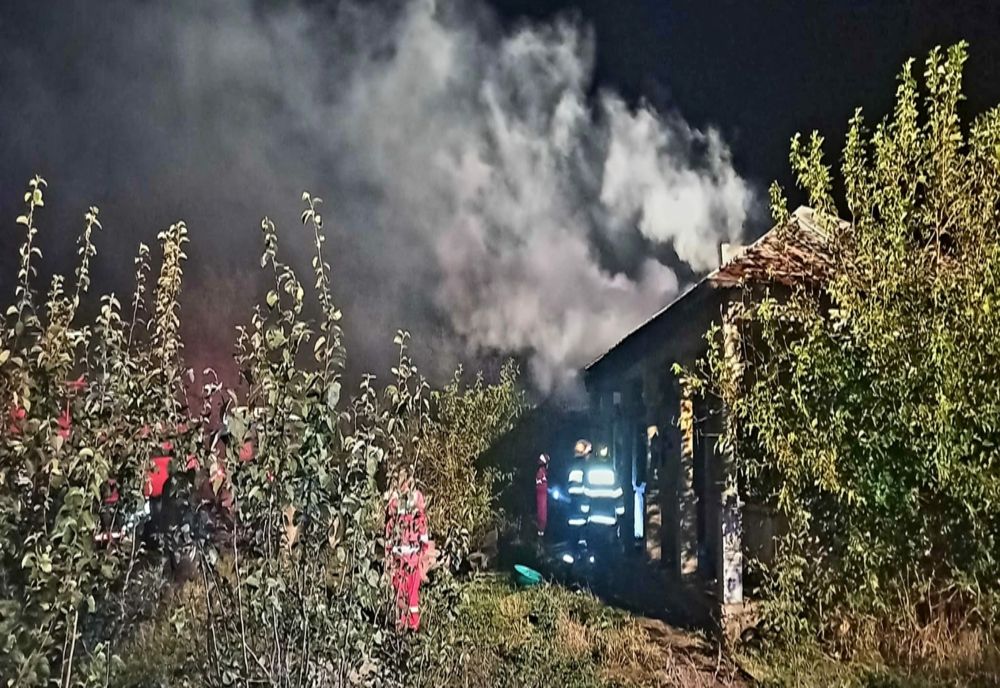 Casă şi anexă în flăcări, la Chiriacu, din cauza unui coş de fum defect