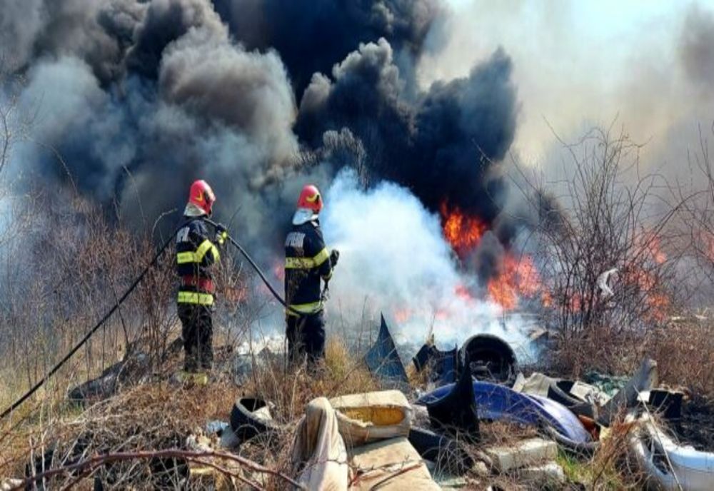 Percheziţii la incendiatori de deşeuri din Vărăşti