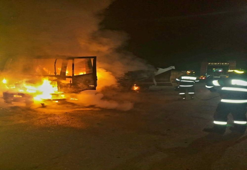Giurgiu. O maşină de gunoi a ars ca o torţă din cauza unui scurtcircuit