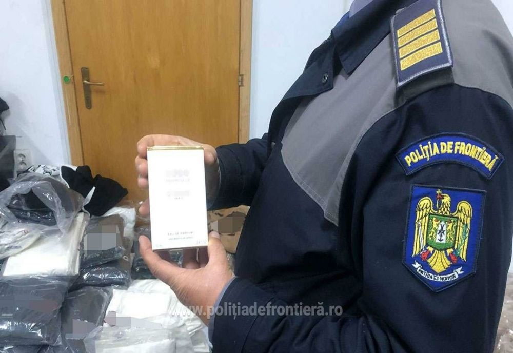 Parfumuri şi încălţăminte, susceptibile a fi contrafăcute, descoperite în două mijloace de transport, la P.T.F. Giurgiu  