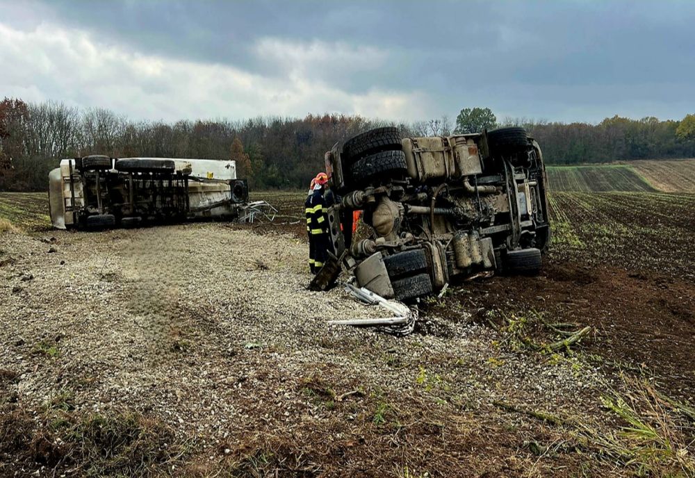Un TIR încărcat cu balastru s-a răsturnat pe DN 5B, în localitatea Vlaşin