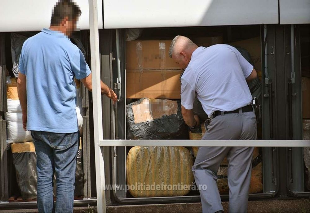 Bunuri contrafăcute, estimate la o valoare de peste 51.000 lei, descoperite la P.T.F Giurgiu